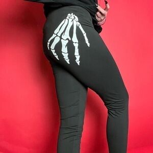 Skeleton hands leggings 🤍🖤